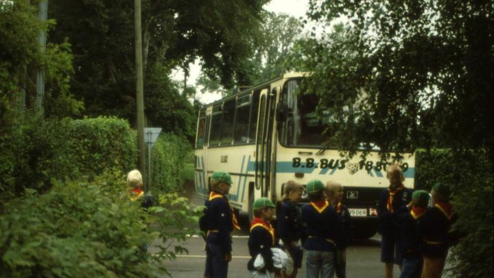 Billede af Bent Byg spejdere og en BB bus.