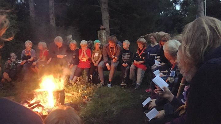 Bent Byg rundt om lejrbålet